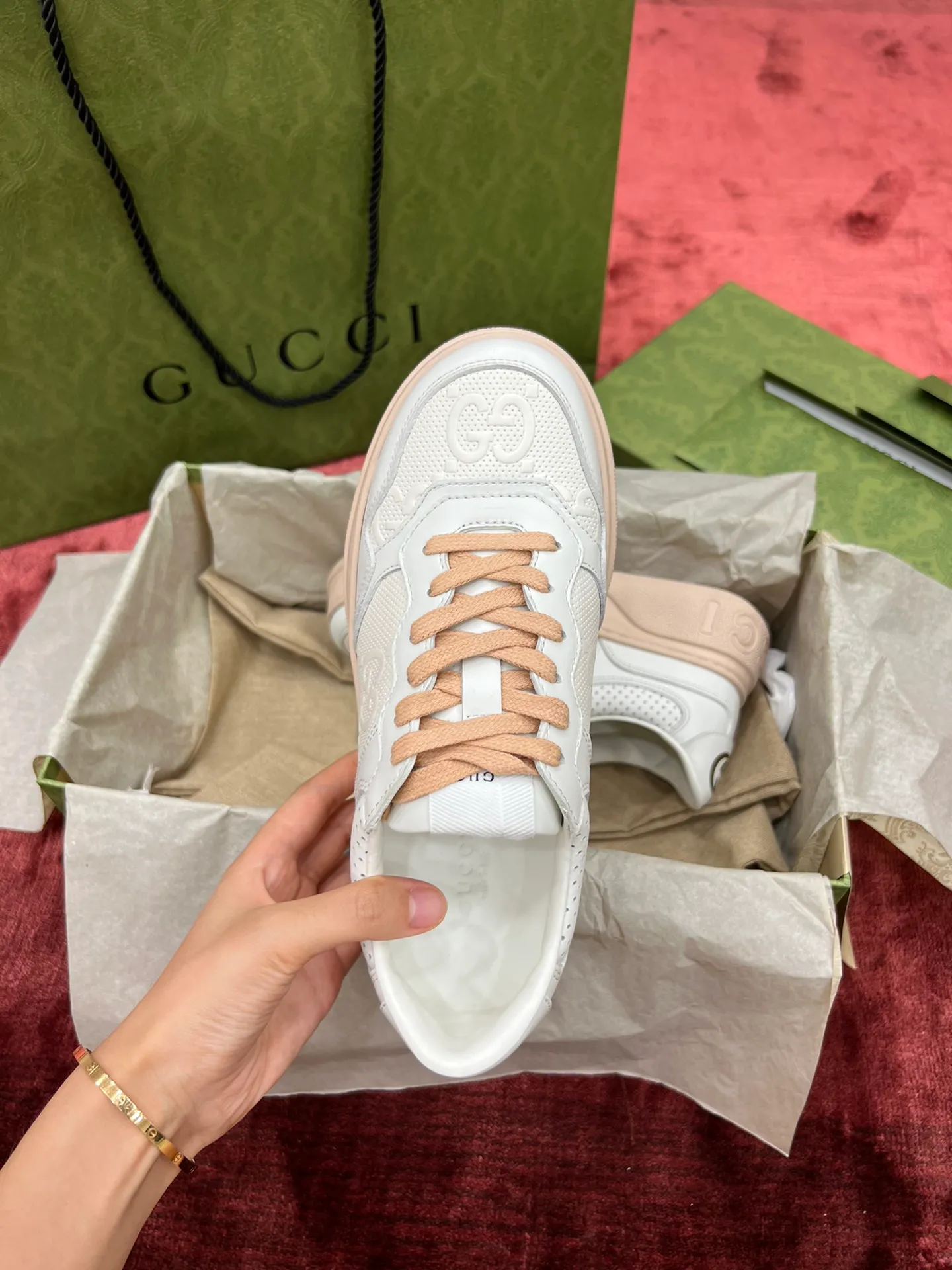 👟👟Ex-factory price 480👟👟 Gucc*i~~New upgraded version, original original color @GG couple's thick-soled shoes...biscuit shoes...white shoes...sneakers...flat shoes...catwalk style: celebrities, Internet celebrities, Xiaohongshu, etc. will definitely plant grass and call❤ Original customized cowhide fabric (classic old floral fabric, perforation, embossing process), the original bottom has a big logo, and there is a GG on the heel Logo, 5cm thick sole, classic Gucci webbing... Women's size 35-40, men's size 39-44